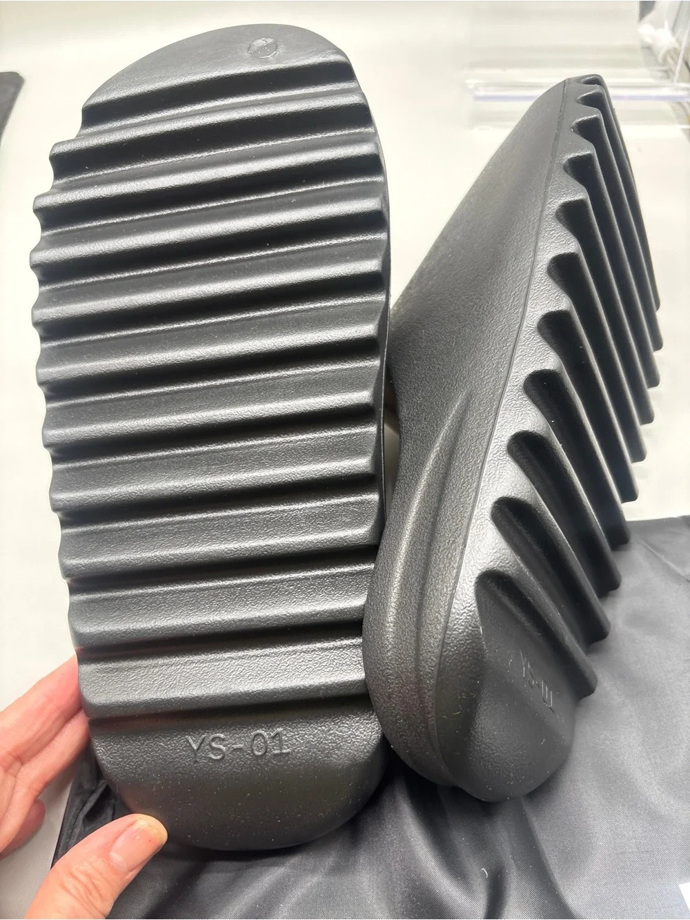 Yeezy YZY YS-01 Black Foam Slides Men’s Size 10 New With Dust Bag